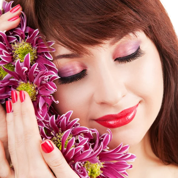 Mignon visage de femme avec des fleurs — Photo