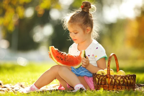 Carino bambina mangiare anguria — Foto Stock