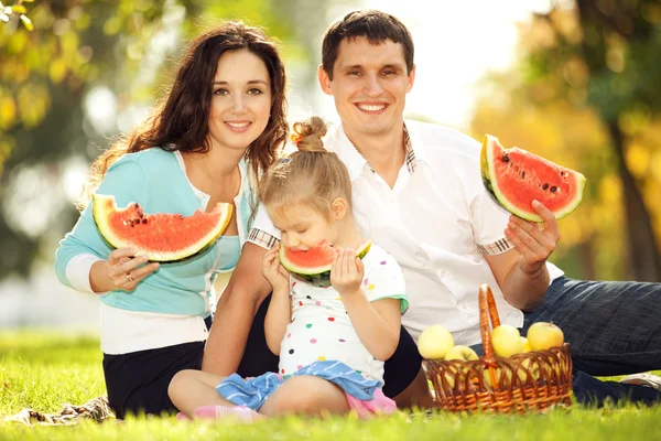 Bonne famille pique-niquer dans le jardin verdoyant — Photo