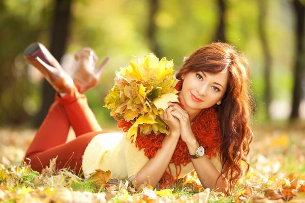 Joven mujer bonita descansando en el parque de otoño — Foto de Stock