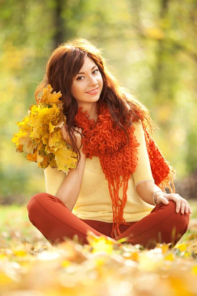 Genç ve güzel bir kadın sonbahar parkında dinleniyor. — Stok fotoğraf