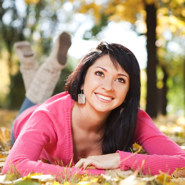 Jonge mooie vrouw rust in de herfst park — Stockfoto