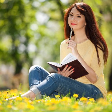 çiçeklerle parkta dalgın kadın