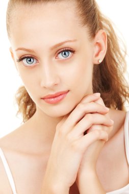 Beyaz arka planda güzel bir kadının portresi.