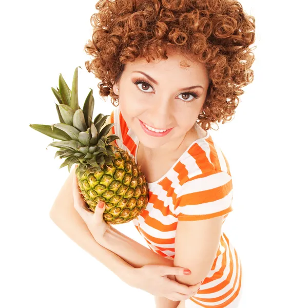 Веселая женщина с ананасом на белом фоне — стоковое фото