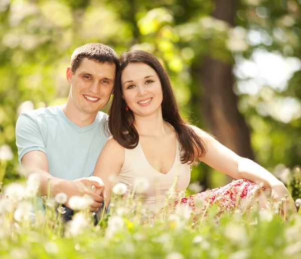 Jonge gelukkige paar in het park — Stockfoto