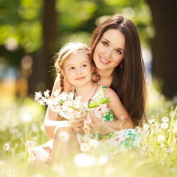 Matka a dcera v parku — Stock fotografie