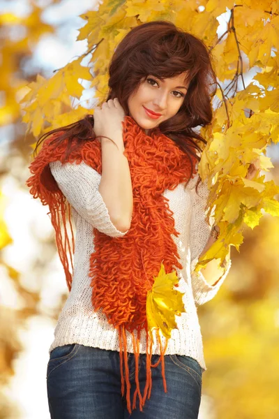 Mujer bonita joven caminando en el parque de otoño —  Fotos de Stock