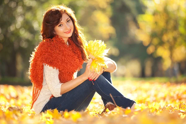 Genç ve güzel bir kadın sonbahar parkında dinleniyor. — Stok fotoğraf