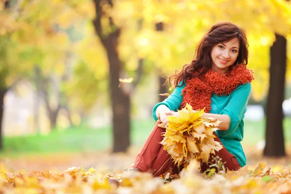 Giovane bella donna rilassante nel parco autunnale — Foto Stock