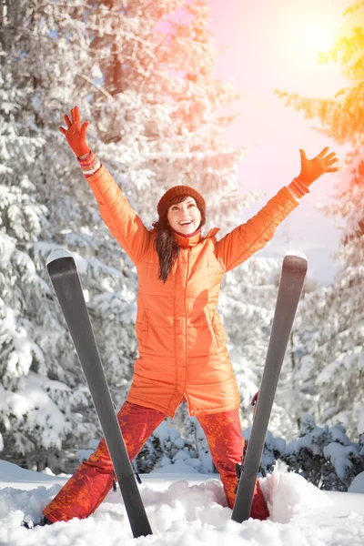 Chica feliz con el esquí en el paisaje de invierno — Foto de Stock