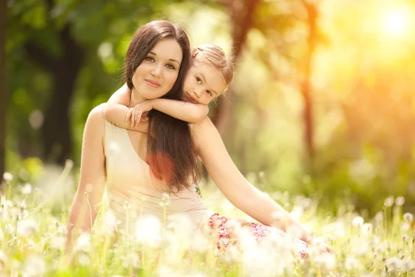 Madre e figlia nel parco Foto Stock