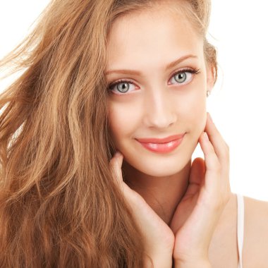 Güzel saçlı genç bir kadının portresi.