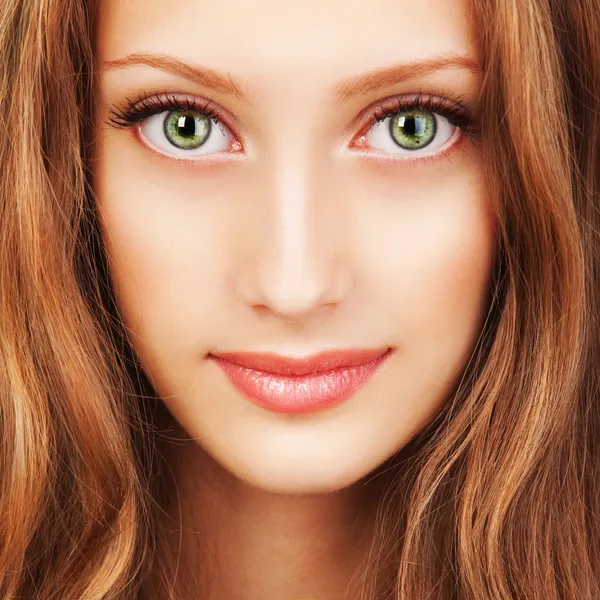 Retrato de una mujer joven con cabello hermoso y ojos verdes — Foto de Stock