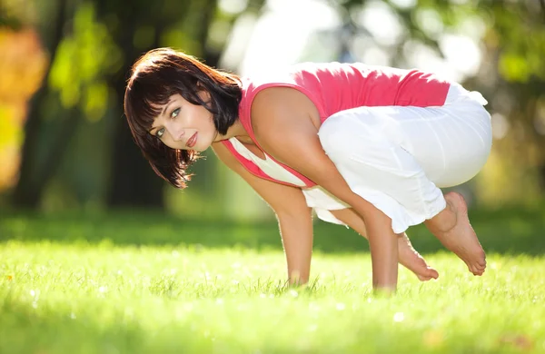 在公园里做瑜伽练习的漂亮女人 — 图库照片