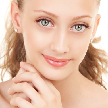 Beyaz arka planda güzel bir kadının portresi.