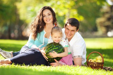 mutlu bir aile yeşil bahçe piknik