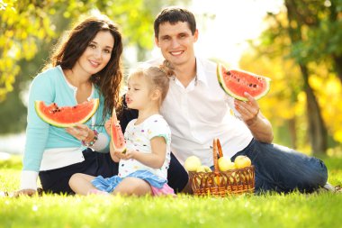 mutlu bir aile yeşil bahçe piknik