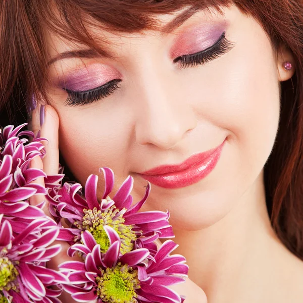 Niedliches Frauengesicht mit Blumen — Stockfoto