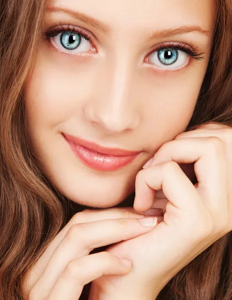 güzel gözleri olan bir genç kadın portresi