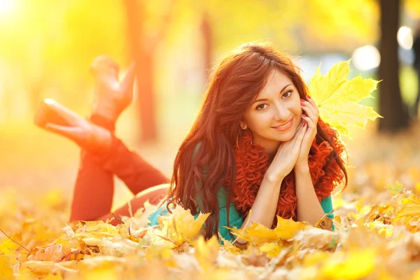 Joven mujer bonita descansando en el parque de otoño —  Fotos de Stock