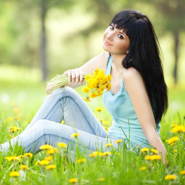 sevimli kadın karahindiba parkta