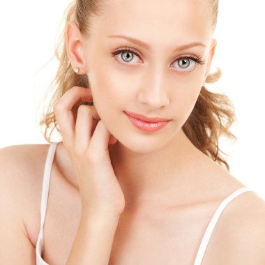 Beyaz arka planda güzel bir kadının portresi.