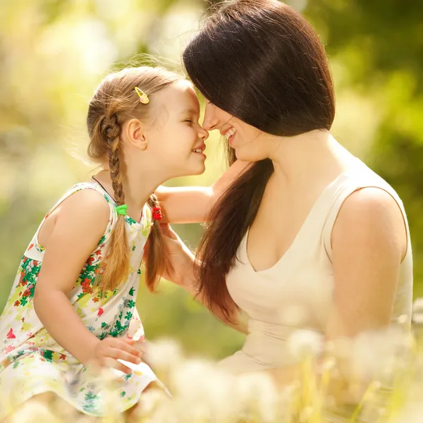 Madre e hija en el parque — Foto de Stock