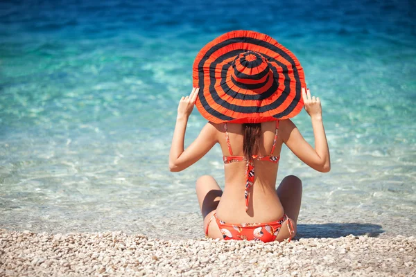 Jovem mulher da moda descansar na praia — Fotografia de Stock