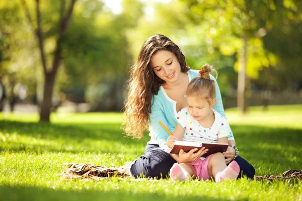 Anne ve kızı parkta.