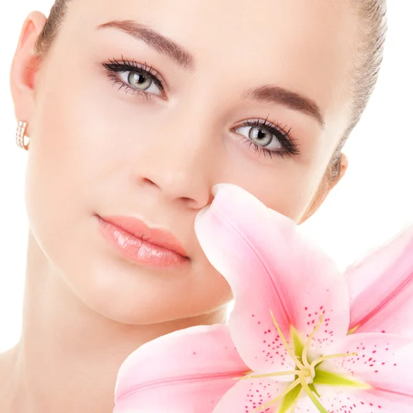 Portrait d'une jeune belle femme à la fleur — Photo