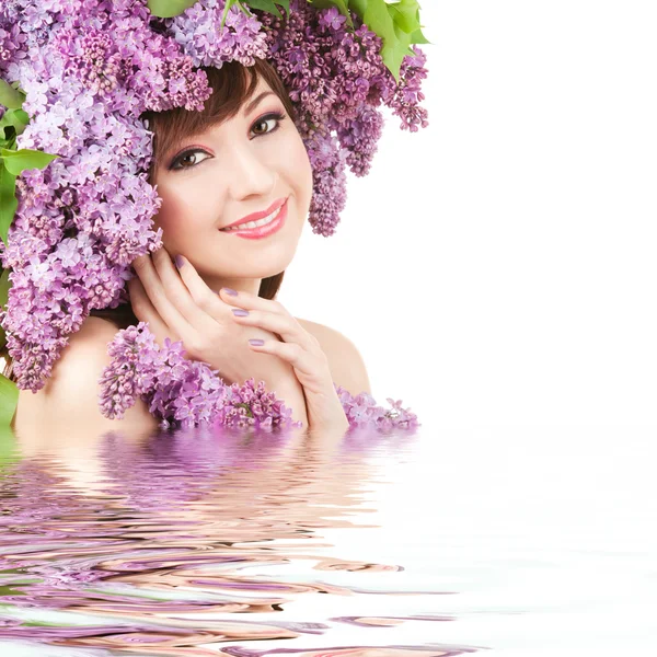 Mujer joven con flores lila —  Fotos de Stock