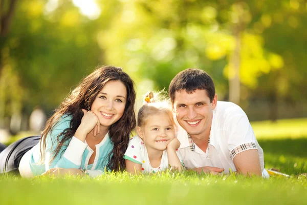 Mutlu anne, baba ve kız parkta