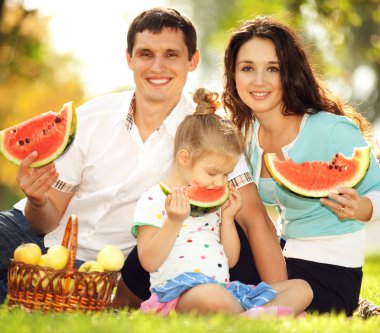 mutlu bir aile yeşil bahçe piknik