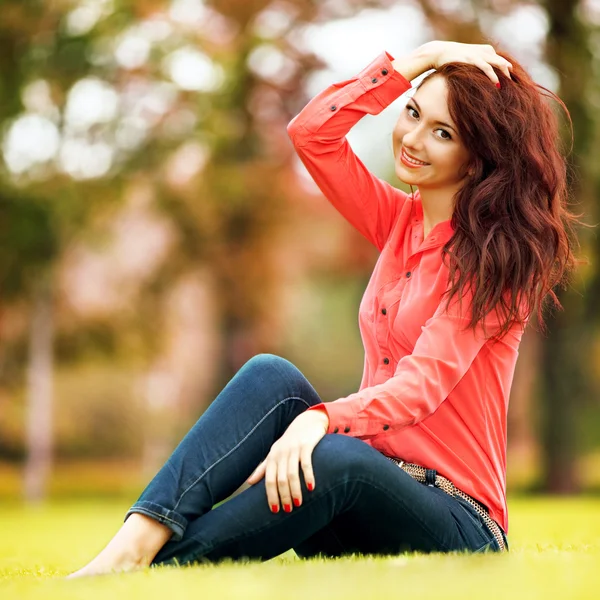 Jonge mooie vrouw rusten in het park — Stockfoto