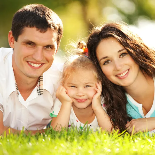 Glückliche Mutter, Vater und Tochter im Park — Stockfoto
