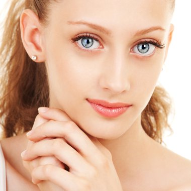 Beyaz arka planda güzel bir kadının portresi.