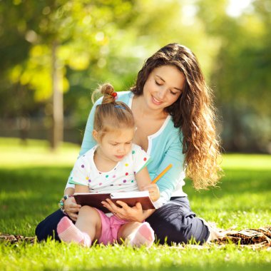 Anne ve kızı parkta.