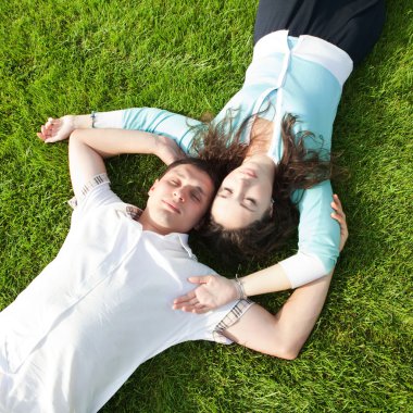 mutlu çift yeşil çimenlerin üzerinde rahatlatıcı