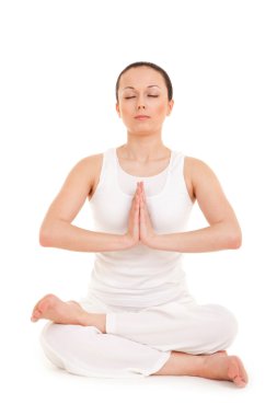 Yoga yapan genç bir kadın.