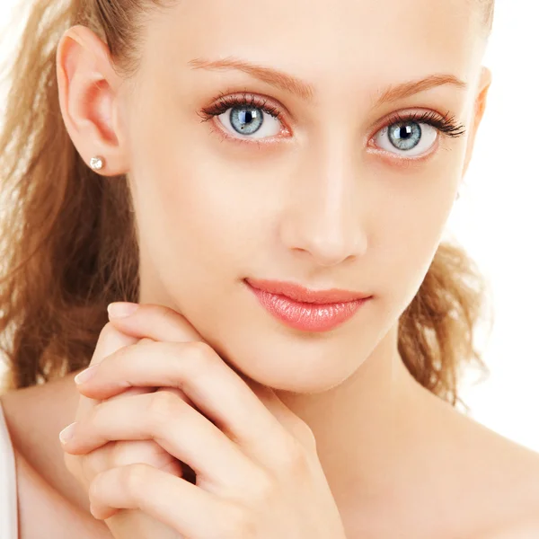 Beyaz arka planda güzel bir kadının portresi.