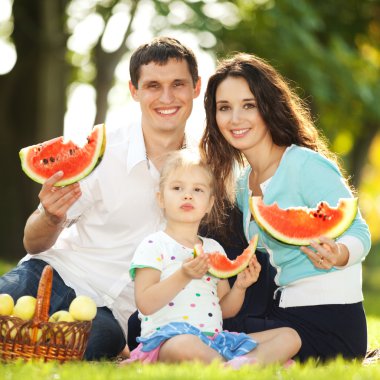 mutlu bir aile yeşil bahçe piknik