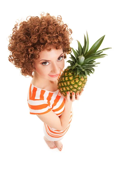 白い背景上にパイナップルを持つ女性を楽しい — ストック写真