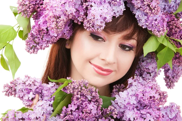 ライラック色の花を持つ若い女 — ストック写真