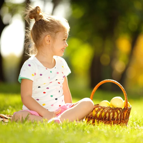 Schattig klein meisje in het park — Stockfoto