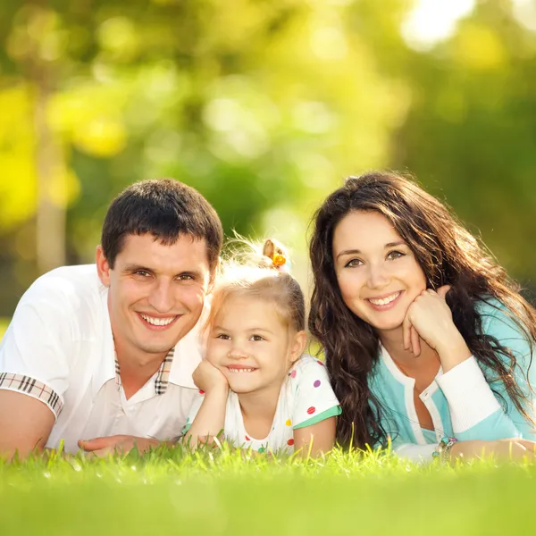 Mutlu anne, baba ve kız parkta — Stok fotoğraf