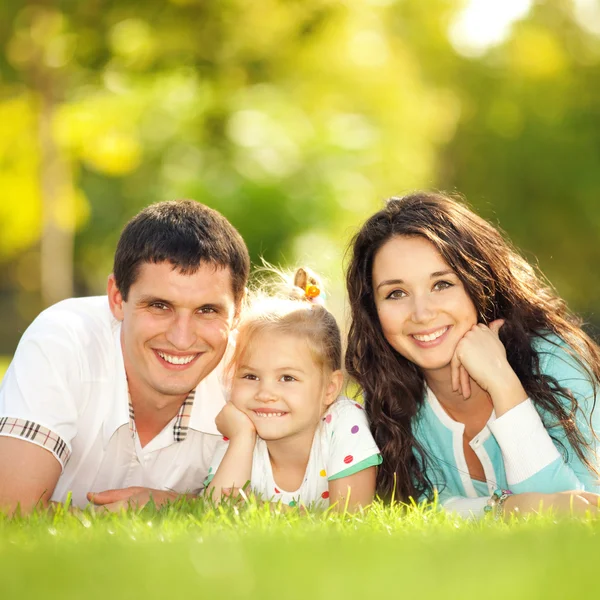 Счастливая мать, отец и дочь в парке Стоковая Картинка