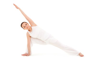 Yoga yapan genç bir kadın.