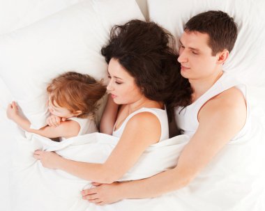 mutlu aile, anne, baba ve kız beyaz b dinlenme