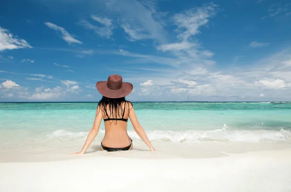 Giovane donna di moda sulla spiaggia — Foto Stock